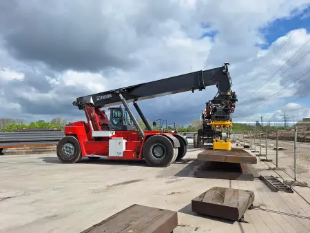 Neuer Reachstacker in Betrieb