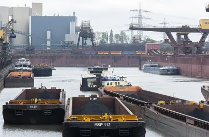 Schubleichter im Binnenhafen Schwelgern Schubleichter im Binnenhafen Schwelgern