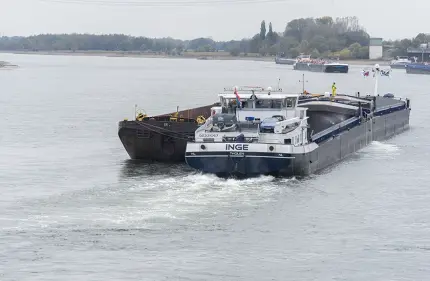 Schubschiff auf dem Wasser Schubschiff auf dem Wasser