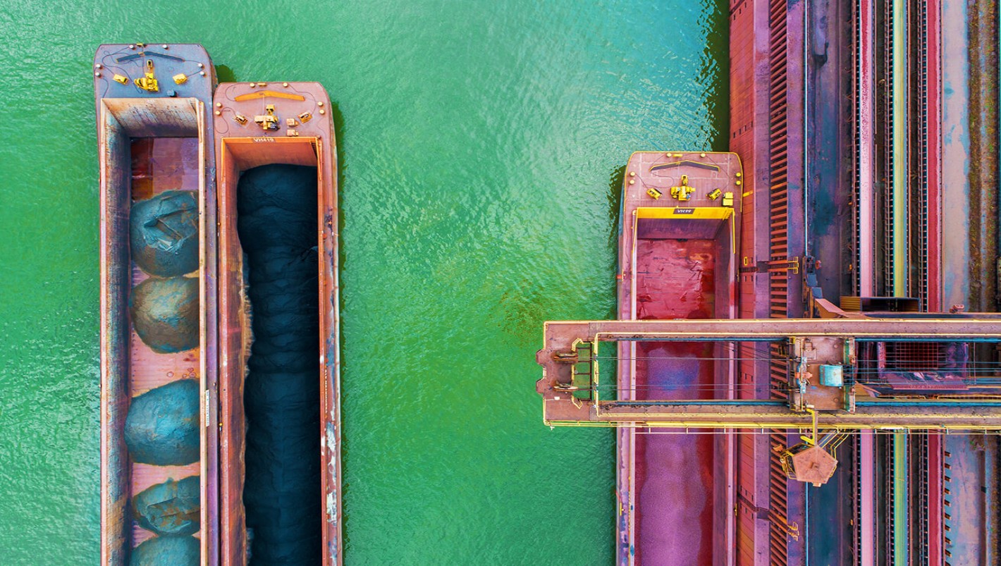 Güterschiffe im Hafen Schwelgern