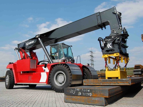 Reachstaker mit Bramme