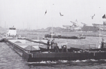 Schubboot „Wasserbüffel“ mit Vierer-Verband  Schubboot „Wasserbüffel“ mit Vierer-Verband