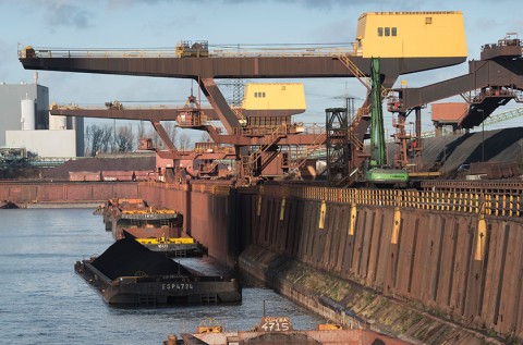 Schubleichter im Hafen Schwelgern