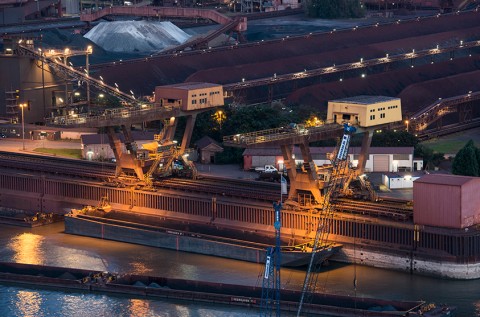 Hafen Schwelgern bei Nacht