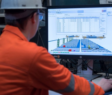 Mann analysiert am Bildschirm im Zentrallager Beeckerwerth